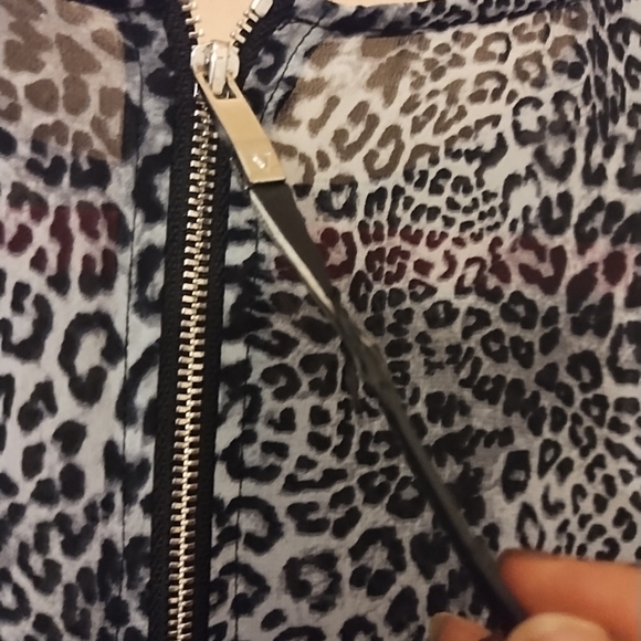 Vince Camuto Women's Leopard Print Sheer 100% Polyester Blouse - Blk & Grey Sz L - Picture 6 of 11